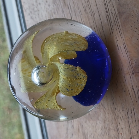 VINTAGE Glass Heavy Paperweight Flower Collectible - Picture 3 of 8